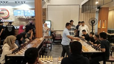 PERCASI Makassar Gelar Simultan Catur Bersama FIDE Master Surya Wahyudi