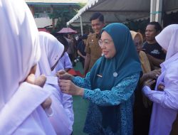 TP PKK Makassar Dukung Pemerataan Pendidikan, Melinda Aksa Dampingi Wali Kota Salurkan Seragam Sekolah Gratis