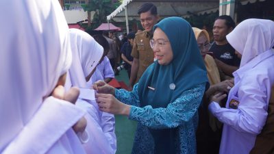 TP PKK Makassar Dukung Pemerataan Pendidikan, Melinda Aksa Dampingi Wali Kota Salurkan Seragam Sekolah Gratis
