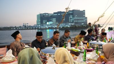 Pemkot Makassar Jamu Menteri Agama RI, Nikmati Sunset dan Kuliner di Atas Kapal Pinisi