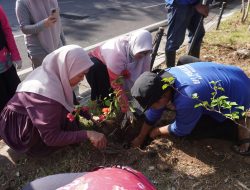 Ketua TP PKK Makassar Tanam Bougenville dan Kompos Biopori di Anjungan Losari, Dukung Gerakan Jumat Bersih