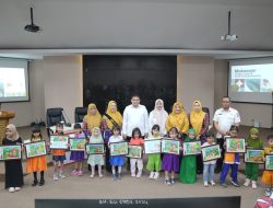 Wali Kota Didampingi Bunda PAUD Makassar Serahkan Hadiah Lomba Mewarnai Semarak HAN 2025
