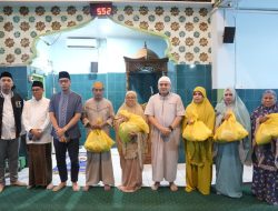Munafri Serahkan Sembako dan Ajak Warga Jaga Kebersihan Usai Salat Subuh Berjamaah
