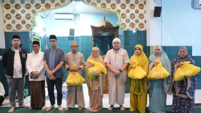 Munafri Serahkan Sembako dan Ajak Warga Jaga Kebersihan Usai Salat Subuh Berjamaah
