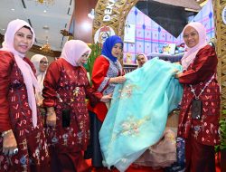 Aliyah Mustika Ilham Tinjau Booth Dekranasda Makassar di INACRAFT 2025, Wujudkan Dukungan bagi UMKM Lokal