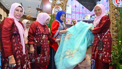Aliyah Mustika Ilham Tinjau Booth Dekranasda Makassar di INACRAFT 2025, Wujudkan Dukungan bagi UMKM Lokal