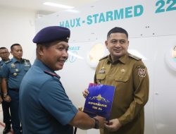 Wali Kota Makassar Munafri Terima Brevet Kehormatan Hiperbarik dari TNI AL