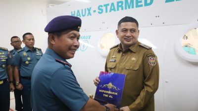Wali Kota Makassar Munafri Terima Brevet Kehormatan Hiperbarik dari TNI AL