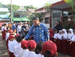 Pemkot Makassar Salurkan Seragam, Tas, dan Tumbler Gratis untuk Siswa SD Lewat Program Kolaborasi CSR