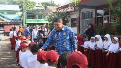 Pemkot Makassar Salurkan Seragam, Tas, dan Tumbler Gratis untuk Siswa SD Lewat Program Kolaborasi CSR