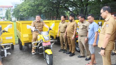Tingkatkan Kebersihan Kota, Wali Kota Munafri Tinjau 76 Armada Baru Pengangkut Sampah di Makassar