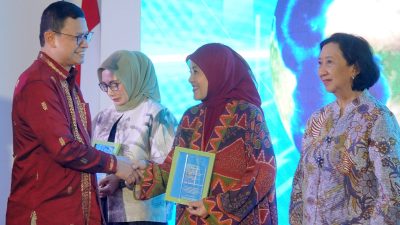 Aliyah Mustika Ilham Terima Penghargaan pada WLA Extravaganza BPOM RI
