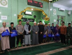Wali Kota Munafri Serahkan Bantuan Paket Ramadan untuk Pengurus Masjid Saat Safari Subuh