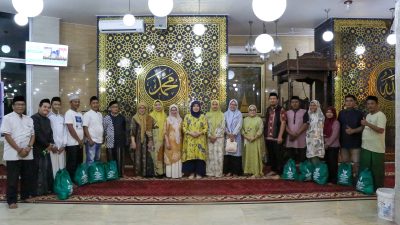 Aliyah Mustika Ilham Salat Tarawih Bersama Warga di Masjid Terapung Makassar, Perkuat Silaturahmi Lewat Safari Ramadan