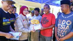 Aliyah Mustika Ilham Serahkan 300 Paket Sembako untuk Petugas Lapangan di Makassar