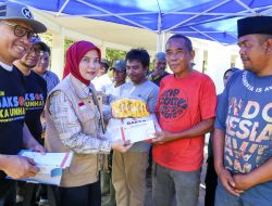 Aliyah Mustika Ilham Serahkan 300 Paket Sembako untuk Petugas Lapangan di Makassar