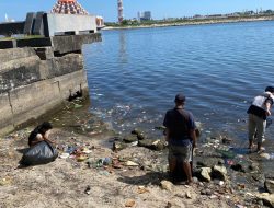 Kecamatan Ujung Pandang Gerak Cepat Bersihkan Sampah di Pantai Losari, Pesisir Kembali Bersih